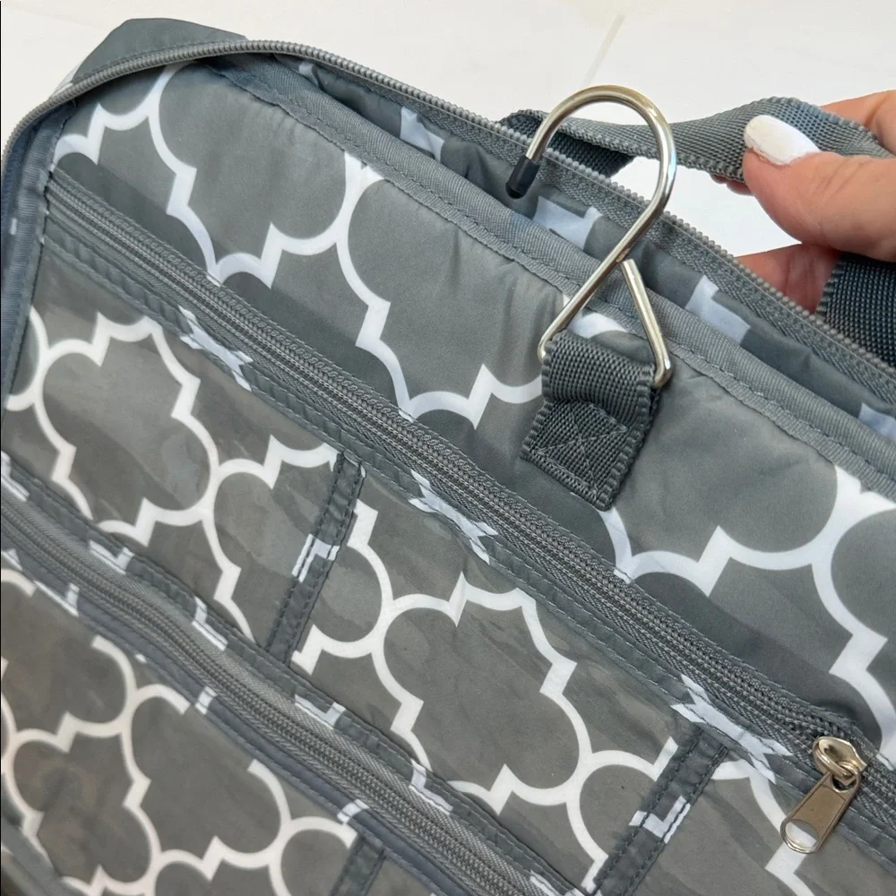NWOT Rume Gray and White Patterned Makeup Travel Case